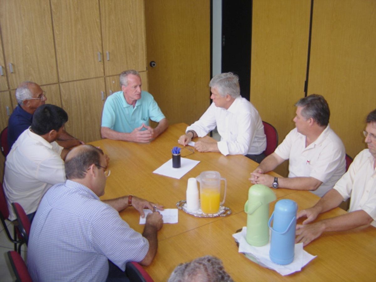 Deputado em reunio com representantes da Associao dos Servidores da Unesp<a style='float:right;color:#ccc' href='https://www3.al.sp.gov.br/repositorio/noticia/03-2008/M FLAVIO ASU A.jpg' target=_blank><i class='bi bi-zoom-in'></i> Clique para ver a imagem </a>